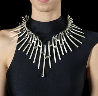 Collier Poerava qui vient de recevoir @prixlalchimiste de l’Audace ❤️❤️ Collier visible actuellement au salon @timelessjewelsfair jusqu’au 24 novembre  Collier en Argent et perles de Tahiti  merci à la magnifique @younaa.hmn qui le porte à merveille , collier photographier par @michellephotographe  @ecole_de_danse_sandie_trevien