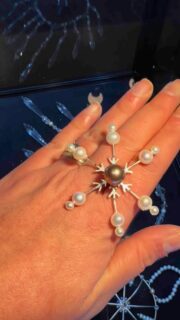 Un petit aperçu des pièces que vous pouvez retrouver jusqu’à ce soir à @hotel_de_lindustrie sur le salon @timelessjewelsfair .
#etheajewels #artisanjewelry #bijouxhautecouture #surmesure #fashiondesigner #jewellery #pearljewelry #jewelrydesigner