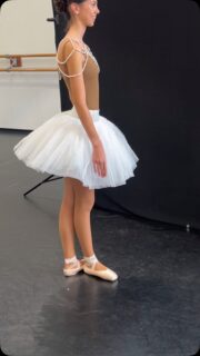 Bijou de corps sur-mesure en perles de culture d’eau douce et pampilles de verre ancien #etheajewels #artisanjewelry #artisanat #jewelrydesigner #upcycling #mode #hautecouture